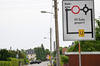 Baustelle macht Chemnitzer Ortsteil zu schaffen: „Ein Problem für alle, die kein Auto haben“ - Alles klar? Wegen Bauarbeiten ist im Chemnitzer Stadtteil Euba die zentrale Ortsdurchfahrt gesperrt.