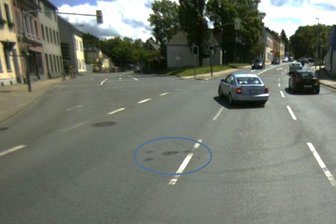 Baustelle mitten auf B-94-Kreuzung in Reichenbach - Die Markierung zeigt den Baubereich auf der Kreuzung.