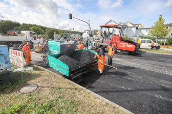 Baustelle Ortsumfahrung Flöha: Asphaltarbeiten gehen planmäßig voran - Die Auffahrt zur Ortsumfahrung an der Alten Baumwolle ist gesperrt. Hier wird auch eine Gasleitung ausgetauscht.