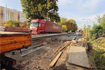Baustelle Pölbitzer Straße in Zwickau: Freigabe erst im November - So sieht es auf der Brücke über den Moritzbach derzeit aus. Auf der einen Seite rollt der Verkehr schon seit geraumer Zeit wieder, auf der anderen muss die Fahrbahn noch aufgebaut werden.