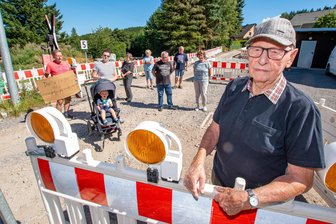 Baustelle riegelt Sackgasse im Erzgebirge ab: „Wir sind hier oben gefangen“ - Die Straße ist dicht, der Weg zum Passieren schmal und abschüssig: Anwohner der Pockauer Schützenhöhe – vorn Friedemann Zänker – sind durch die Baustelle stark eingeschränkt.