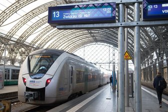 Baustelle Schiene: Wann für die Mitteldeutsche Regiobahn im August zwischen Zwickau und Hof ein Bus fährt - Wegen Bauarbeiten auf der Strecke zwischen Zwickau und Hof fallen im August an mehreren Tagen Züge in den Abendstunden aus. Es fahren aber Busse.