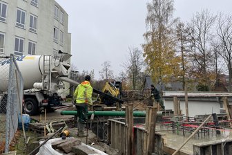 Baustelle: Wie sich das Kreiskrankenhaus Freiberg gegen Stromausfall absichert - Nach Erdarbeiten wurde das Fundament für die erweiterte Notstromversorgung im Kreiskrankenhaus gegossen.