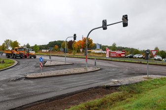 Baustelle zwischen Lichtenstein und St. Egidien behindert auch die Feuerwehr - Die Kreuzung der B 173 mit der Glauchauer Straße ist während der Herbstferien gesperrt. Das führt zu Einschränkungen für die Lichtensteiner Feuerwehr, die im Gewerbegebiet Am Auersberg (im Bild hinten) sitzt.