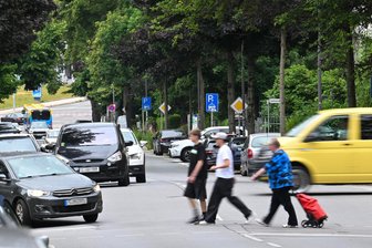 Baustellen-Ärger auf Chemnitzer Kaßberg: Wo es zusätzliche Stellplätze geben soll - Noch herrscht auf der Barbarossastraße viel Betrieb. Ab Montag wird die Straße gesperrt.