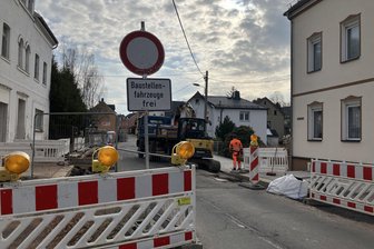 Baustellen-Ärger im Erzgebirge: Zwei Bauabschnitte parallel gesperrt - Umsatzeinbußen für Bäckerei - Von Lichtenstein und Rödlitz endet die Fahrt kurz nach dem Ortseingangsschild Hohndorf schon seit Monaten an einer Vollscheibe. Aus aus Hohndorf nach Lichtenstein geht es aktuell nur über die Lichtensteiner/Chemnitzer Straße.