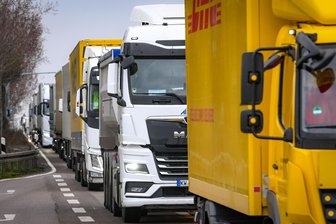 Baustellen an Ostern: Hier drohen in Sachsen jetzt Mega-Staus - Auf der Autobahn A 4 zwischen Chemnitz und Limbach-Oberfrohna und auf der A 72 bei Zwickau gibt es mehrere Baustellen. Autofahrer müssen dort rund um Ostern mit längeren Wartezeiten rechnen.
