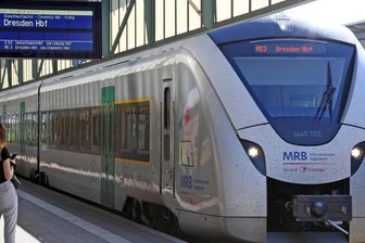 Baustellen auf der Bahnlinie zwischen Zwickau und Chemnitz sorgen noch bis Dezember für Verspätungen - Ein Regionalexpress der MRB hält auf dem Zwickauer Hauptbahnhof.