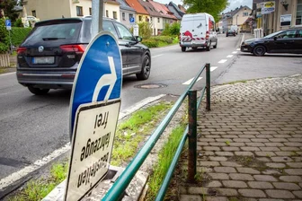 Baustellen behindern Verkehr in Mittelsachsen - Die hier noch am Straßenrand abgestellten Schilder werden ab dem heutigen Montag die Fahrbahn der Bundesstraße 173 im Bereich der Wiesenstraße in Oederan sperren. Eine Fußgänger-Querungshilfe soll für einen sichereren Schulweg entstehen. Eine weiträumige Umleitung wird eingerichtet.
