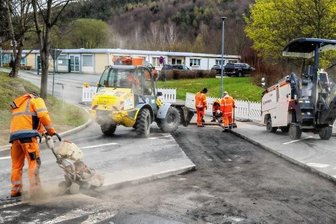 Baustellen bremsen Verkehr in Region aus - Eine Baustelle ist seit Dienstagvormittag auch die viel befahrene Dr.-Otto-Nuschke-Straße in Aue. Für Autofahrer gibt es kein Durchkommen.