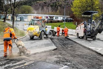 Baustellen bremsen Verkehr in Region aus - Eine Baustelle ist seit Dienstagvormittag auch die viel befahrene Dr.-Otto-Nuschke-Straße in Aue. Für Autofahrer gibt es kein Durchkommen.