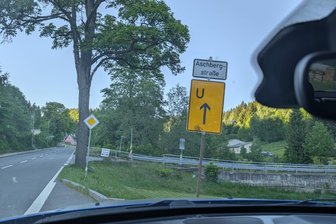 Baustellen-Frust am Aschberg in Klingenthal: Gastwirt kämpft erneut mit großer Umleitung - Zur Aschbergstraße ist eine große Umleitung ausgeschildert, weil auf dem Aschberg Breitband verlegt wird.