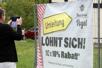 Baustellen-Frust in Langenbernsdorf: Fleischerin lockt Kunden mit Rabattaktion - Mit einer Rabattaktion belohnt Fleischerei-Chefin Silke Vogel Kunden, die trotz der Umleitung den Weg nach Langenbernsdorf auf sich nehmen. Ein Schild an der B 175 weist darauf hin.