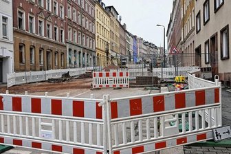 Baustellen im Hauptstraßennetz - Insgesamt mehr als drei Millionen Euro investieren die Stadt, die Versorger Eins und I-Netz sowie das Entsorgungsunternehmen ESC in die Erneuerung zahlreicher Kanäle sowie von Gas- und Wasserleitungen, den Straßenbau und eine neue Beleuchtung in der Zietenstraße. Saniert wird der 290 Meter lange Abschnitt in zwei Teilstücken. Bauende soll September 2024 sein.