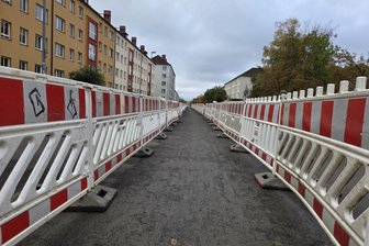 Baustellen in Chemnitz: Limbacher Straße am Montag in einem Bereich voll gesperrt – wo es sonst noch eng wird - Eine Schneise für die Fußgänger auf der Lutherstraße. In mehreren Abschnitten wird gebaut. Richtung Zschopauer Straße ist der Bereich fertig. Weiter hinten ist für Autos kein Durchkommen.