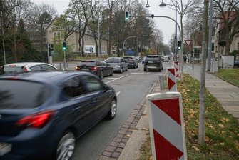 Baustellen in Chemnitz Weststraße eine Woche lang gesperrt - Die Weststraße, auf der am Wochenende noch der Verkehr rollte, ist in dieser Woche zwischen Kanzlerstraße und Reichsstraße gesperrt. Grund ist die Anbindung der Grundschule (links) in Ver- und Entsorgungsleitungen. Die Grafik, die sie üblicherweise montags an dieser Stelle finden, muss heute betriebsbedingt entfallen.