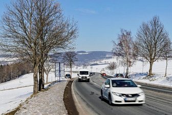 Baustellen in und um Annaberg: Bundesstraßen ausgerechnet zur Kät und zu Fabulix dicht - Die B 95 im Bereich des Krankenhausbergs Ortseingang Annaberg wird für mehrere Monate halbseitig gesperrt. 