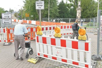 Baustellen: Wie man sich in Freiberg am besten durchfitzt - Was chaotisch aussieht, funktioniert aber gut: Die Fußwegführung an der Straßenbaustelle Wallstraße/Petersstraße ist barrierefrei hergerichtet.