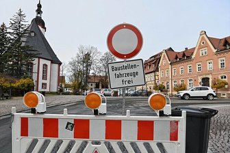 Baustellenärger in Wechselburg: Wenn der Bus nicht kommt - Wegen der Fahrbahnsanierung ist die Ortsdurchfahrt in Wechselburg vom Markt bis zum Friedhof voll gesperrt.