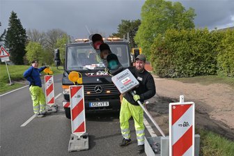 Baustellenampel auf der B 169 in Stützengrün entfällt - Piere Kornatz (l.) und Steffen Bettge von Verkehrstechnik ERZ haben die Baustellenampeln in Stützengrün einkassiert.