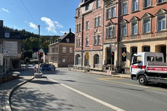 Baustellenproblem im Erzgebirge: Zwei Ampeln spielen nicht zusammen - Die Behelfsampel auf der B 95 am Abzweig nach Jahnsbach ist derzeit in Betrieb. Demnächst wird sie aber wieder für mehrere Tage aus sein.
