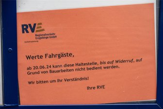 Baustellensommer im Erzgebirge bringt Busfahrer auf mehr als 100 Linien ins Schwitzen - Nichts geht mehr: Ein Aushang, wie ihn der Regionalverkehr Erzgebirge aufgrund von Baustellen derzeit an mehreren Haltestellen machen muss, hier in der Auer Talstraße.