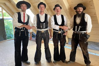 Baustellensommer im Kulturhauptstadt-Jahr Chemnitz: Wandergesellen sanieren historisches Gebäude im Erzgebirge - Die wandernden Zimmerer Paul (v.l.), Leonardo, Basti und Felix vor dem neuen Dachstuhl.