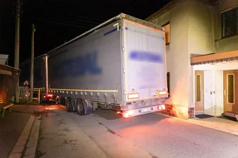 Baustellenstress im Erzgebirge: 23-Tonner fährt sich in Wohnsiedlung in Hohndorf fest - Ein 23 Tonnen schwerer Gliederzug hat sich am Freitagabend in Hohndorf festgefahren. Die Bergung dauerte Stunden.