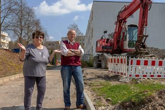 Baustopp beunruhigt Mieter in Reichenbach: Umweltlabor nimmt Proben - Ursula und Klaus Pfeiffer sind sauer. Seit mehr als zwei Wochen ruhen die Bauarbeiten an der Albert-SchweitzerStraße. Eine Information über die sich nun verlängernde Bauzeit und Gründe dafür gab es nicht.  