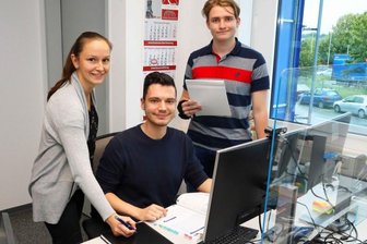 Bauteile-Fertiger auf neuem Wege zu jungem Personal - Personalreferentin Kristin Riedel-Thümmler mit ihren beiden kaufmännischen Auszubildenden Patrick Gläßer und Dario Adam im Unternehmen Salzgitter Hydroforming in Crimmitschau (Foto von links).