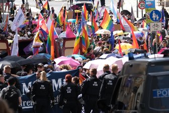 „Bautzen hat für die rechte Szene eine besondere Bedeutung“: CSDs in Sachsen auch dieses Jahr unter Anspannung - Schon 2024 hat der CSD in Bautzen nur unter starkem Polizeischutz stattfinden können. Dieses Jahr ist noch mehr Polizei im Einsatz.