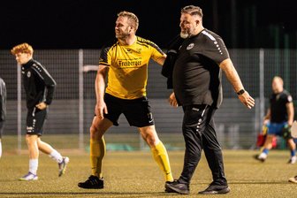 Bautzener Oberliga-Trainer nach Sachsenpokal-Erfolg: „Ich bin den Verantwortlichen des BSC Freiberg sehr dankbar“ - Wiedertreffen unter Flutlicht: BSC-Spieler Rico Thomas und Budissa-Coach Steve Dieske (r.) hatten schon in der Halbzeitpause Redebedarf.