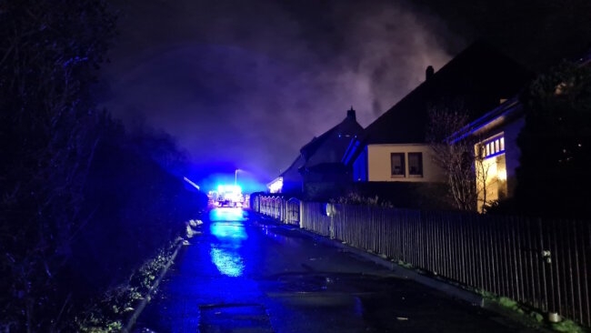 Bauwagen brennt komplett nieder: 15.000 Euro Schaden in Wilkau-Haßlau - Ein Bauwagen ist am Mittwochabend auf einem Grundstück in Wilkau-Haßlau in Brand geraten.