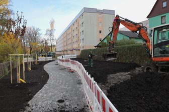 Bauzäune, Absperrungen und Bagger in Schwarzenberg: Stadtwerke arbeiten an Schwachstellen im Gasnetz - Aus Richtung Buswendestelle wurde in Heide ein neuer Fußweg angelegt.