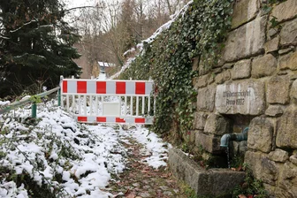 Bauzäune im Stadtgebiet Schwarzenberg werfen Fragen auf - Der Fußweg von der Erlaer Straße zum Naturtheater ist abgesperrt und wird es auch bleiben.