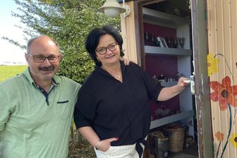 Bayer lässt Vogtländerin 32 Jahre zappeln: „Gabi, jetzt hast du lange genug gewartet“ - Glück kommt mit wenig Zutaten aus. Manchmal reicht schon ein gemeinsames Frühstück und ein ausgebauter Bauwagen – Gabi Krauthahn und Martin Löblein stehen davor.