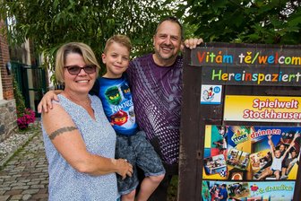 Bayer übernimmt Indoorspielplatz im Erzgebirge – und hat mit Problemen zu kämpfen - Seine Familie unterstützt ihn: Martin Bosch mit Ehefrau Karin und Sohn Valentin am Eingang der Spielewelt.