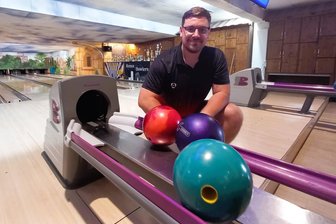 Bayerische Bowlingbahnen statt Fußballplätze im Erzgebirge: Neudorfer Benjamin Richter mit ungewöhnlichem Vereinswechsel - Beim Cup der Roma Bowlers hat es für Benjamin Richter in diesem Jahr nicht ganz für den Einzug in den Finaltag gereicht. Ab Herbst wird er nach seinem Wechsel vom BC Annaberg-Buchholz zum BC Emax nach München in der Bayernliga die Pins abräumen.