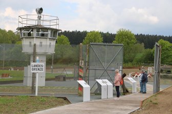 Bayerische Ehrung für Mödlareuth: ein Zeichen für gelebte Demokratie - In Mödlareuth sind noch Teile des Eisernen Vorhanges zu sehen.