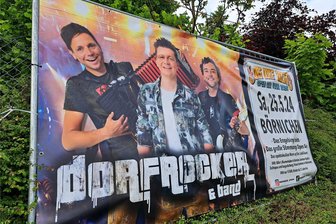 Bayerische Kultband macht im Erzgebirge Station - Um Werbebanner wie dieses sowie um die gesamte Bühnentechnik kümmert sich die Band aus Bayern selbst.