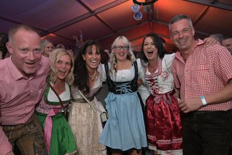Sebastian Branny, Mandy Unger, Melanie Branny, Nicol Weber, Anna Scheffler und Mathias Unger (v.li.) hatten beim 6. Auer Oktoberfest ihren Spaß. 