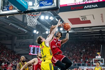 Bayern-Basketballer im Finale - Bamberg verkürzt gegen Alba - Ibi Watson zieht zum Korb.
