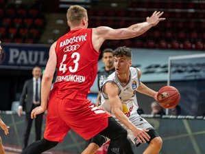 Bayern-Basketballer mit erstem Sieg - Ulm schlägt Oldenburg -  
          Bayern-Spieler Leon Radosevic (M) versperrt Aleksa Kovacevic von den Merlins Crailsheim den Weg.