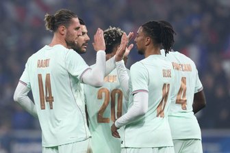 Bayern-Star Olise trifft dreifach bei Frankreich-Sieg - Michael Olise (r) erzielte alle drei Treffer für Frankreich.