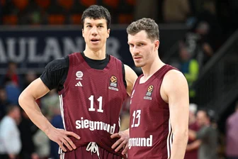 Bayerns Ärger vor BBL-Finale gegen Alba: "Vorteil für sie" - Wollen nach einer holprigen Saison zumindest Meister werden: Die Bayern-Basketballer Vladimir Lucic (l) und Andreas Obst. (Archivbild) 