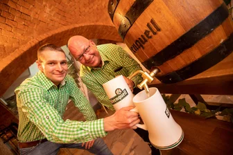 Bayrischer Hopfen und Thüringer Malz: Plauener Sternquell-Brauerei setzt Wiesn-Bier an - Wie in den Vorjahren setzen die Sternquell-Braumeister Sven Aurich (links) und Kay-Uwe Jüttner auch 2026 ein eigenes Wiesn-Festbier an.