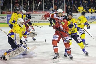 Bazany-Nachfolger: "Es ist ein Neustart für jeden" - Bekommen Scott Feser (im roten Trikot) und die Eispiraten im Kampf um den direkten Klassenerhalt noch die Kurve? Die Beurlaubung von Marian Bazany soll im Team für einen neuen Impuls sorgen.