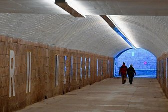 "Bazillenröhre" am Chemnitzer Hauptbahnhof: Licht nicht nur am Ende des Tunnels - Vom Schmuddel-Image ist nichts geblieben. Der neue Tunnel ist freundlich und die Zugänge barrierefrei gestaltet.
