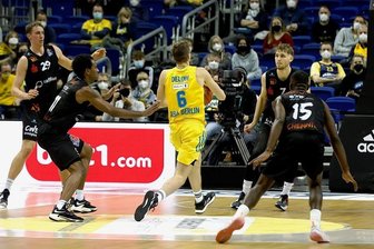 BBL-Pokal: Niners als Außenseiter mit Titelchancen - Alba Berlin stoppt man nur als Team. Hier versuchen es die Chemnitzer Spieler Mindaugas Susinskas, Isiaha Mike, Jonas Richter und Frantz Massenat (von links) im Ligaspiel gegen Malte Delow vom amtierenden Deutschen Meister. Die Partie ging zwar verloren. Doch in der aktuellen Pokalrunde haben die Niners bereits gegen die Topteams aus Ulm und München sehr gut harmoniert - und beide aus dem Turnier geworfen.