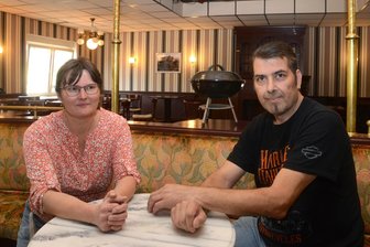 BBQ-Wirt vor Umzug in VfB-Clubgaststätte Auerbach: „Lengenfelder Sportler haben uns keinen Umsatz gebracht“ - Sabine Eiber und Thomas Brasche übernehmen die VfB-Clubgaststätte Auerbach. Eröffnung soll noch im August sein. Vordem führte das Paar die Sportgaststätte in Lengenfeld.